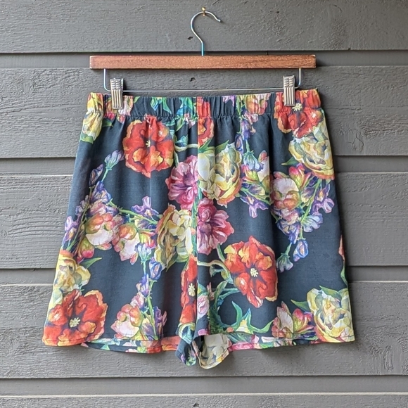 Strathcona Weekend Leisure 100% Silk Shorts Size Small Dark Floral - Picture 8 of 8